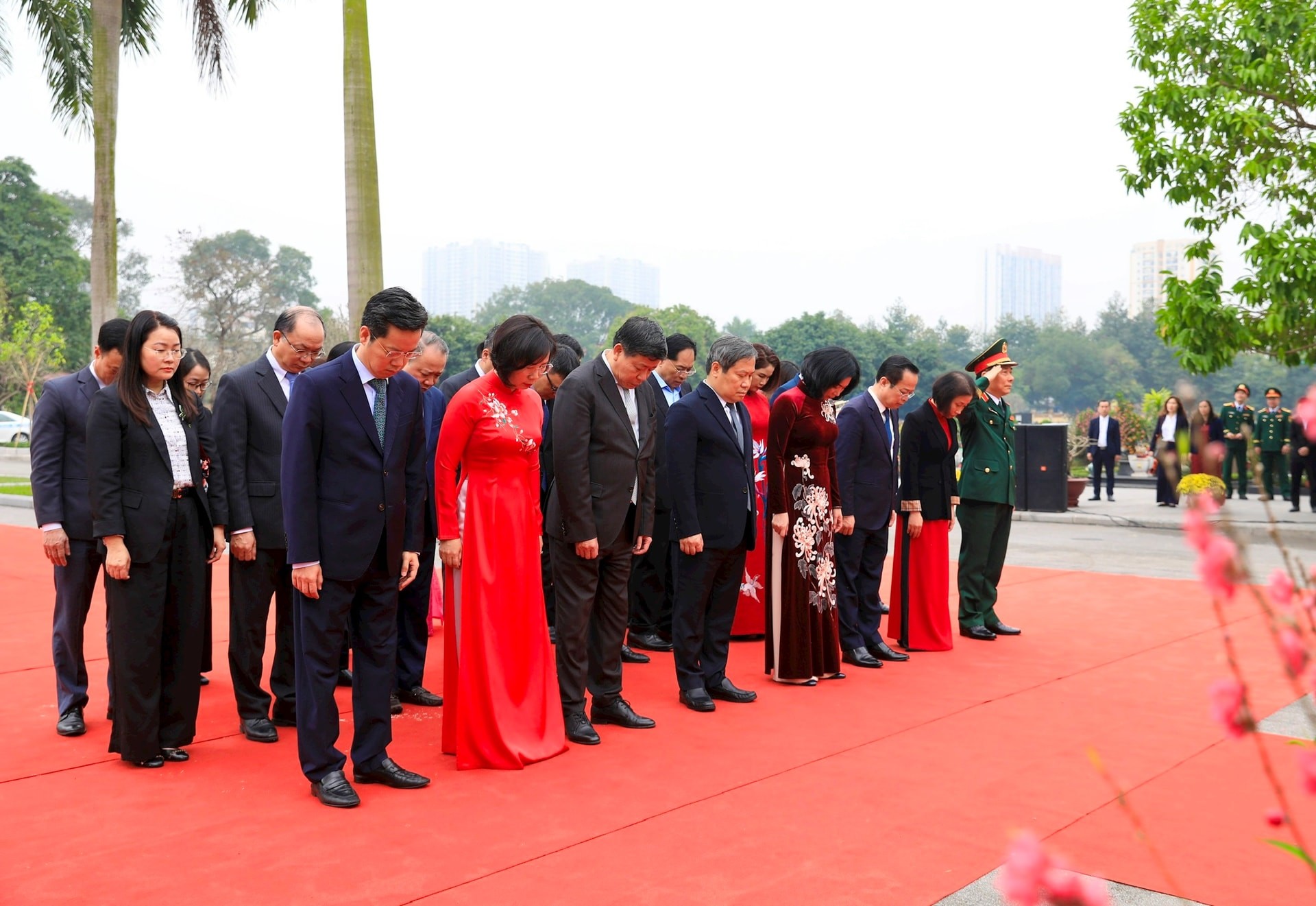 Đoàn đại biểu thành phố Hà Nội tưởng niệm các đồng chí lãnh đạo Đảng, Nhà nước và các Anh hùng liệt sĩ an nghỉ tại Nghĩa trang Mai Dịch.