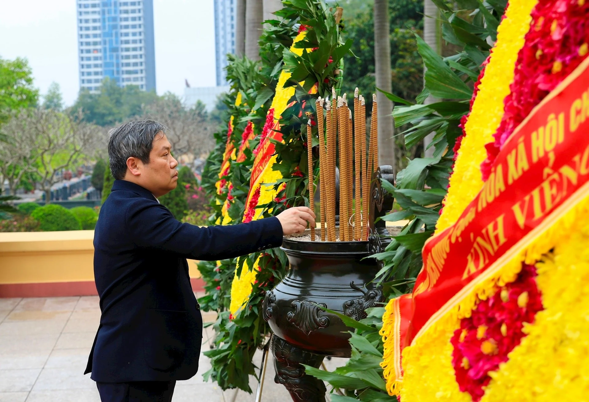 Chủ tịch UBND thành phố Hà Nội Vũ Đại Thắng dâng hương tưởng nhớ các đồng chí lãnh đạo Đảng, Nhà nước và các Anh hùng liệt sĩ an nghỉ tại Nghĩa trang Mai Dịch.