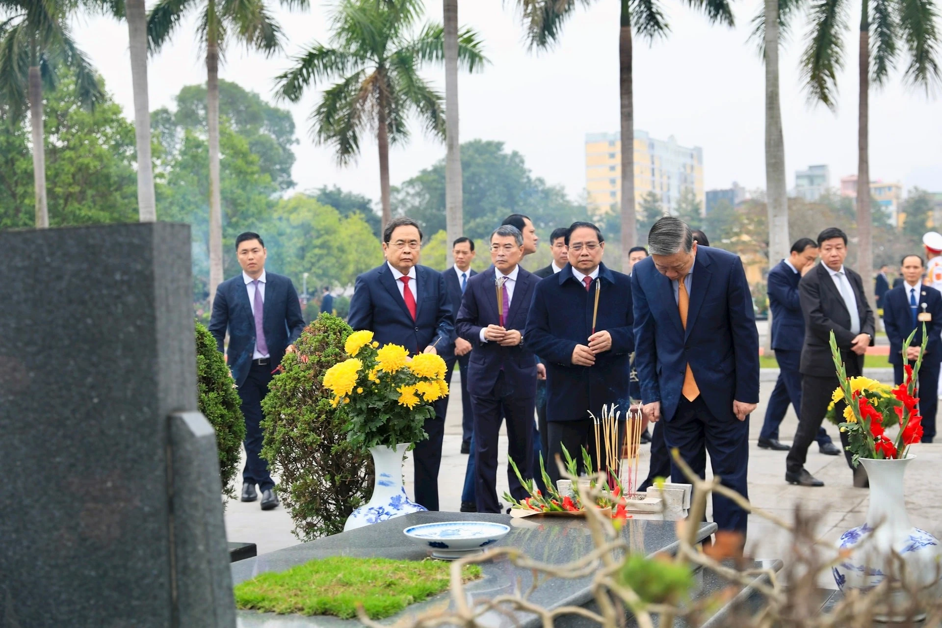 Tổng Bí thư Tô Lâm, Thủ tướng Chính phủ Phạm Minh Chính, Chủ tịch Quốc hội Trần Thanh Mẫn dâng hương tưởng niệm các đồng chí lãnh đạo Đảng, Nhà nước an nghỉ tại Nghĩa trang Mai Dịch.
