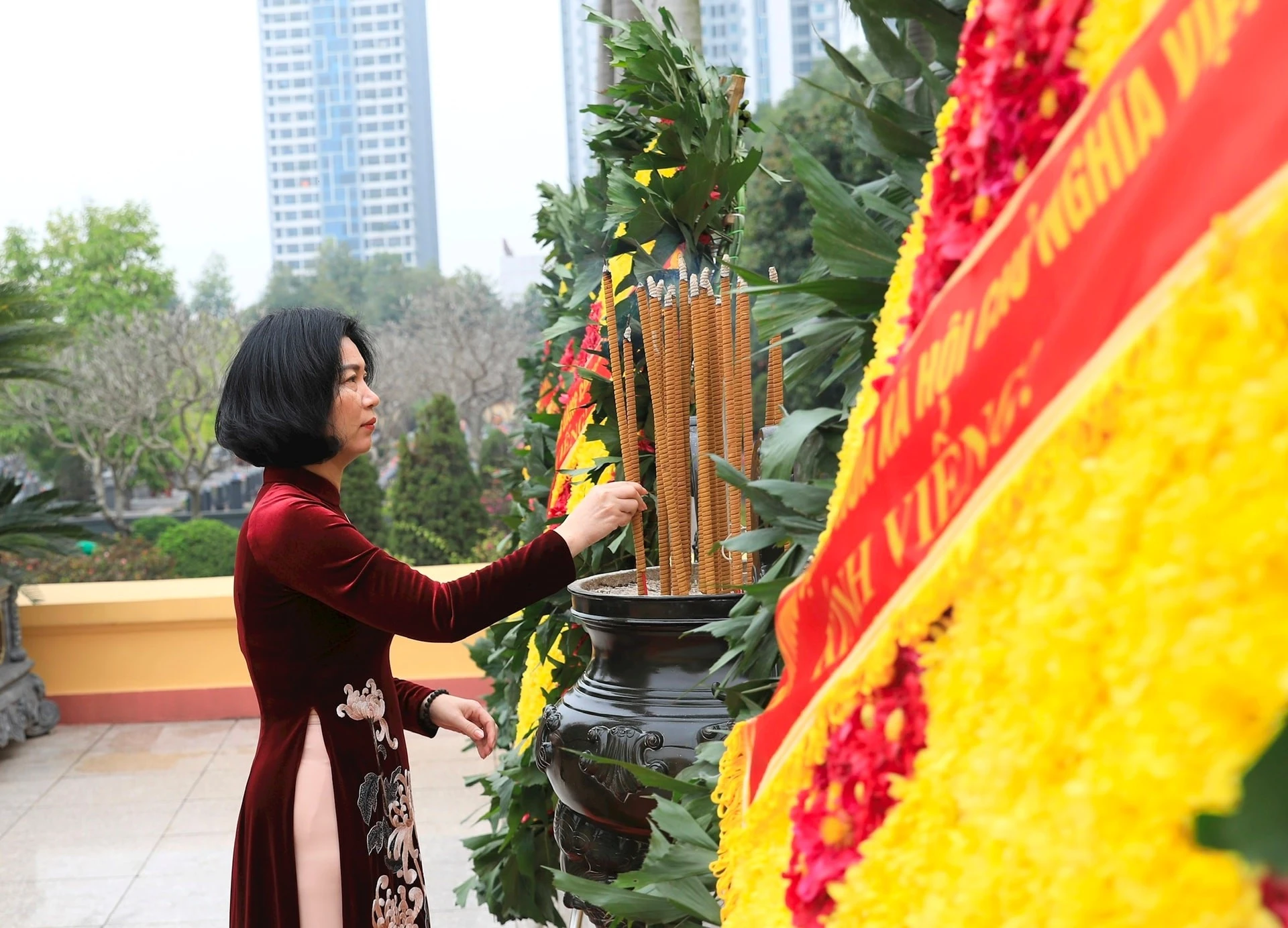 Chủ tịch HĐND thành phố Hà Nội Phùng Thị Hồng Hà dâng hương tưởng nhớ các đồng chí lãnh đạo Đảng, Nhà nước và các Anh hùng liệt sĩ an nghỉ tại Nghĩa trang Mai Dịch.