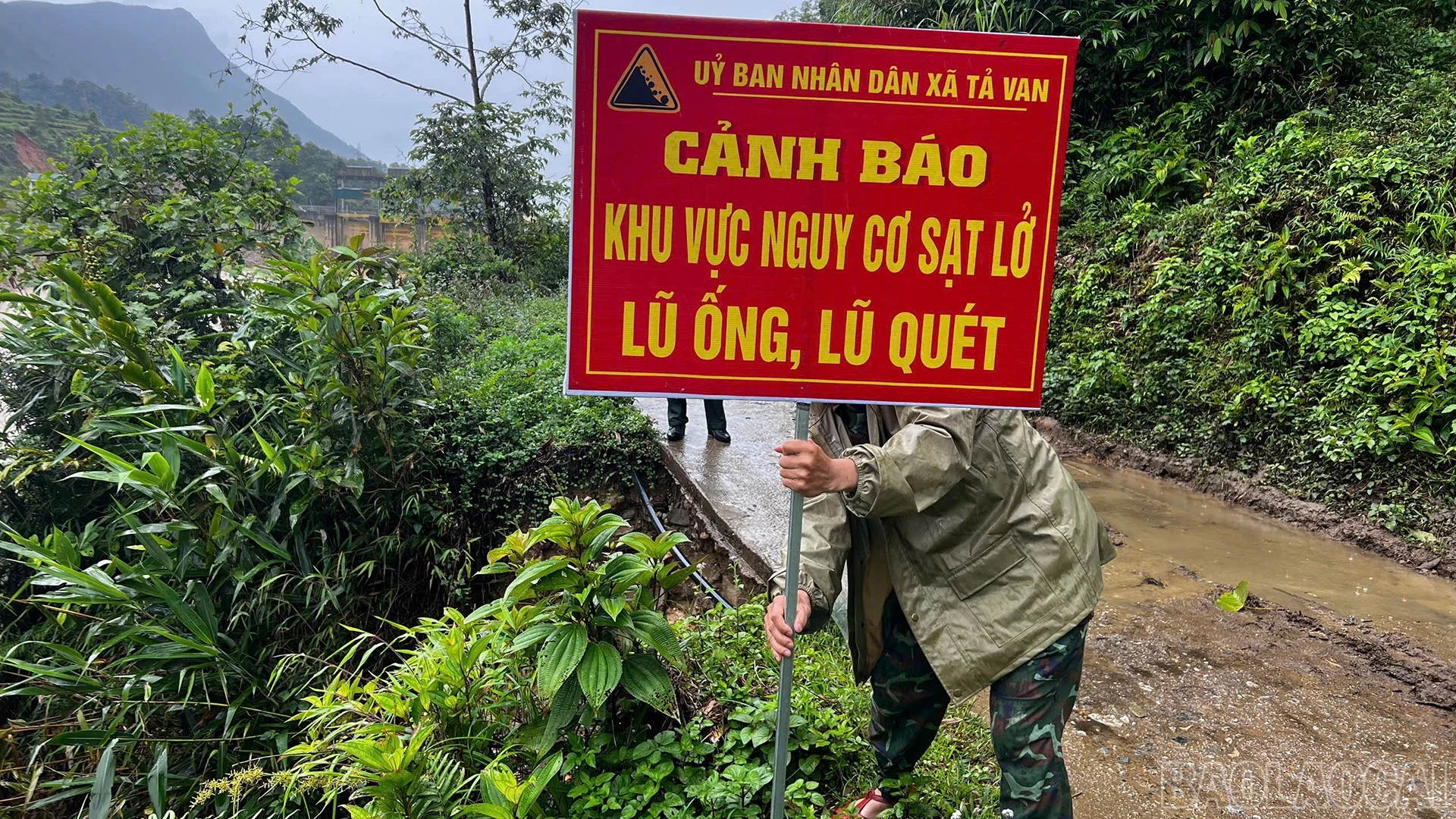 baolaocai-br_cam-bien-canh-bao-khu-vuc-co-nguy-co-sat-lo-cao.jpg