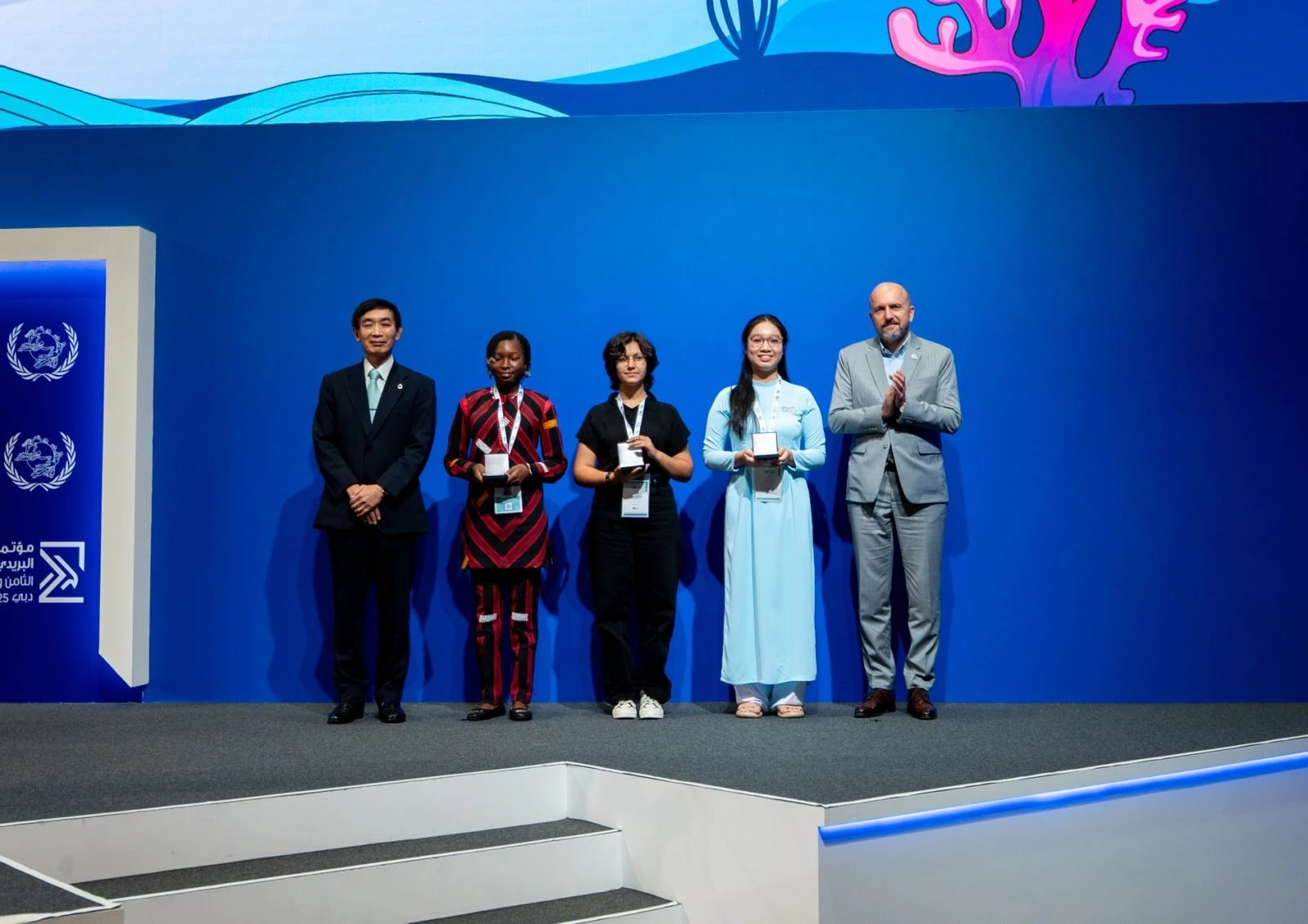 Ông Masahiko Metoki, Tổng Giám đốc UPU và ông Marjan Osvald, Phó Tổng Giám đốc UPU trao giải Nhất, Nhì, Ba cho các em học sinh đạt giải.