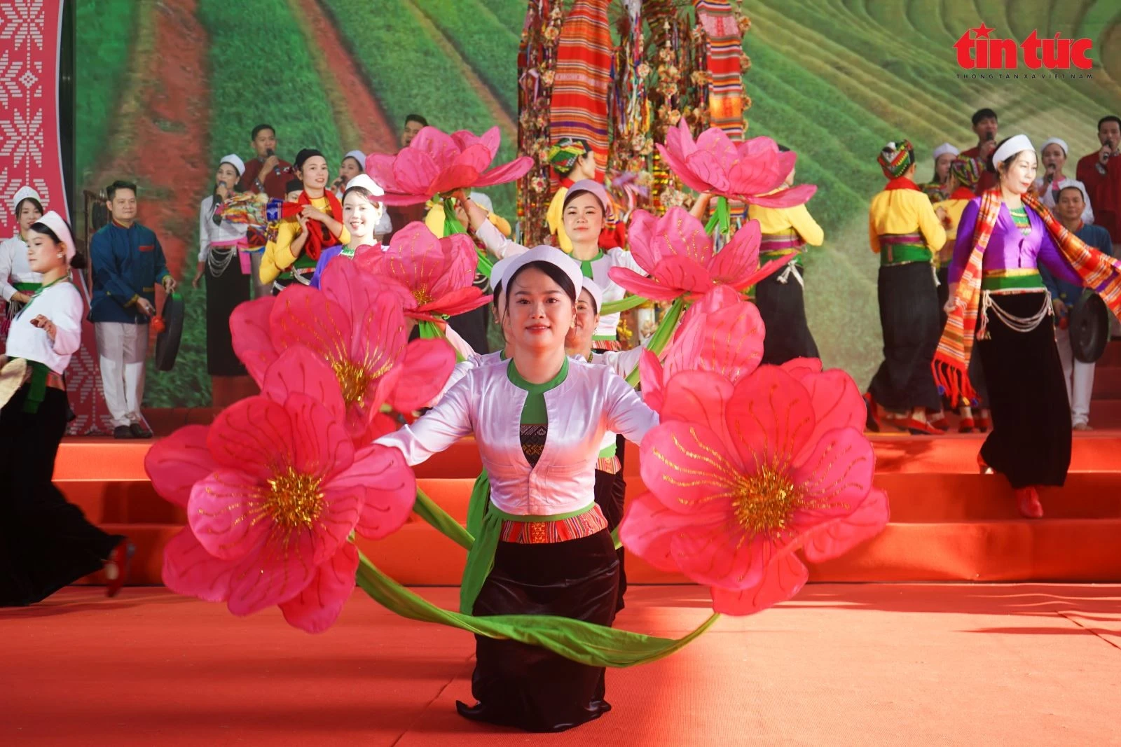 Các nghệ nhân và diễn viên đồng bào Mường đồng diễn chiêng, dân ca, dân vũ, âm vang núi rừng, biểu tượng tinh thần đoàn kết và niềm tự hào dân tộc.