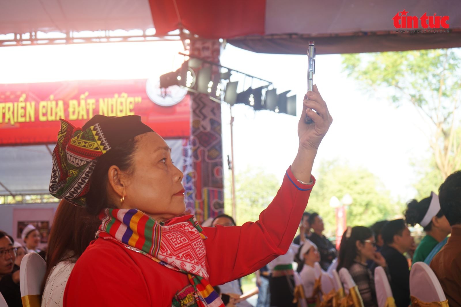 Đồng bào dân tộc Mường chăm chú theo dõi.