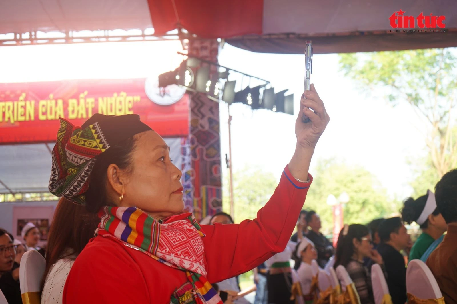 Đồng bào dân tộc Mường chăm chú theo dõi.