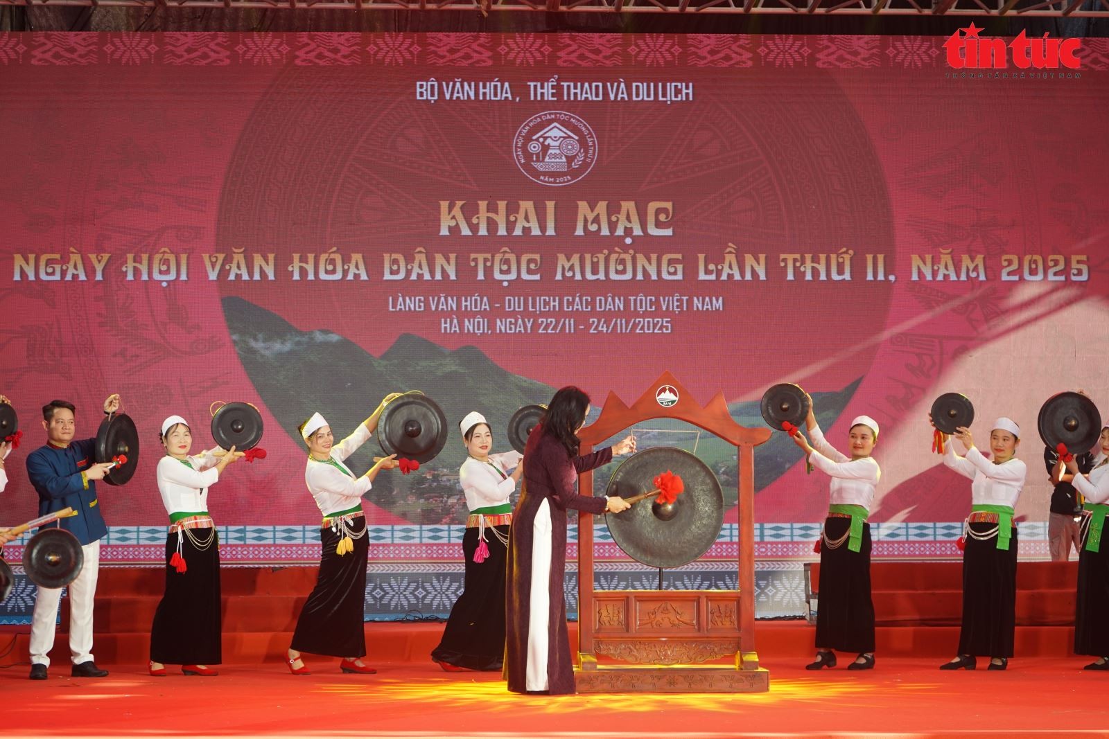 Thứ trưởng Trịnh Thị Thủy đánh 3 hồi chiêng khai mạc Ngày hội.