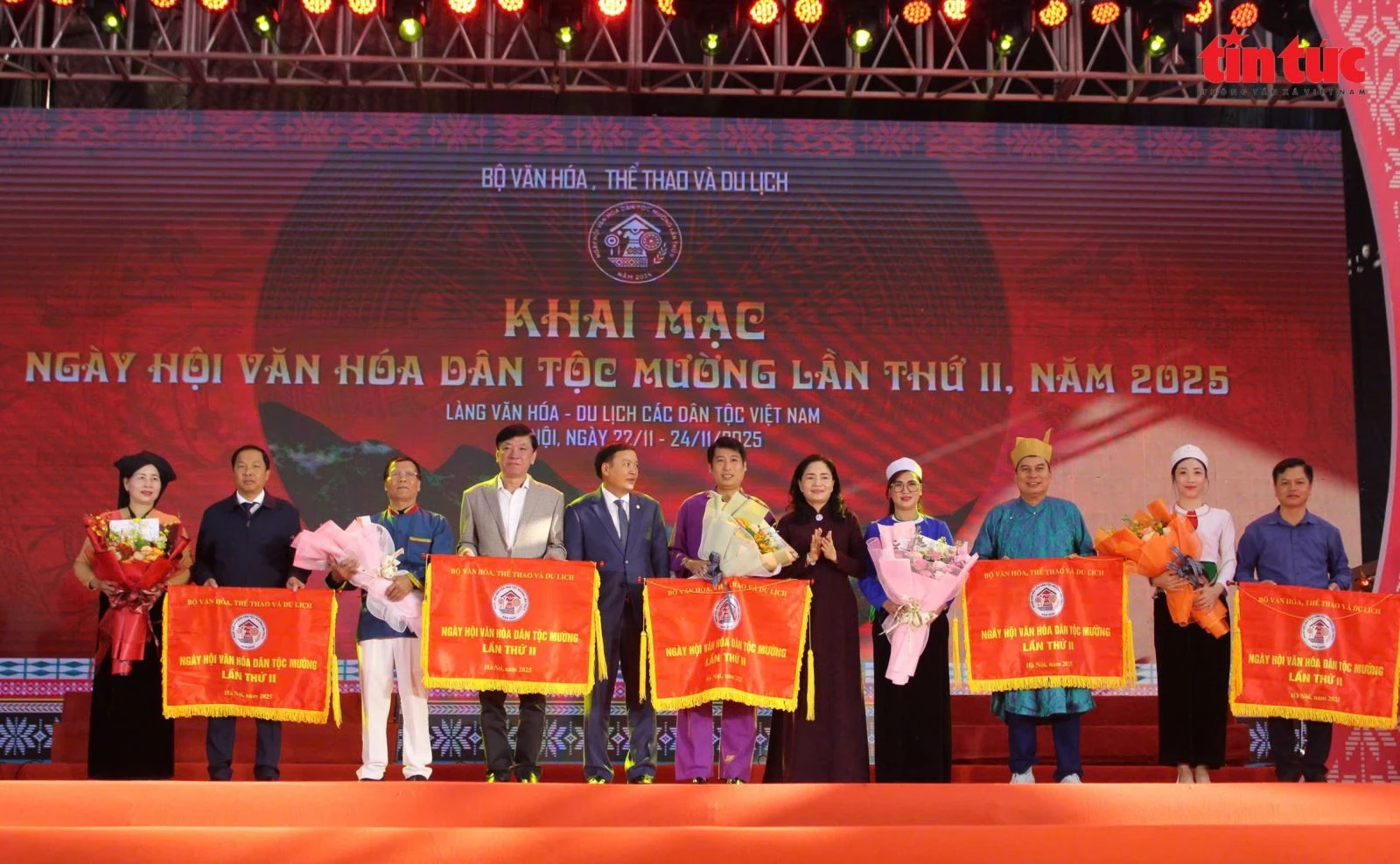 Đại diện các đoàn nghệ nhân, diễn viên quần chúng tham gia Ngày hội nhận Cờ lưu niệm, hoa và quà tặng từ đồng chí Thứ trưởng Trịnh Thị Thủy và đồng chí Trịnh Ngọc Chung - Cục trưởng Cục Văn hóa các dân tộc.