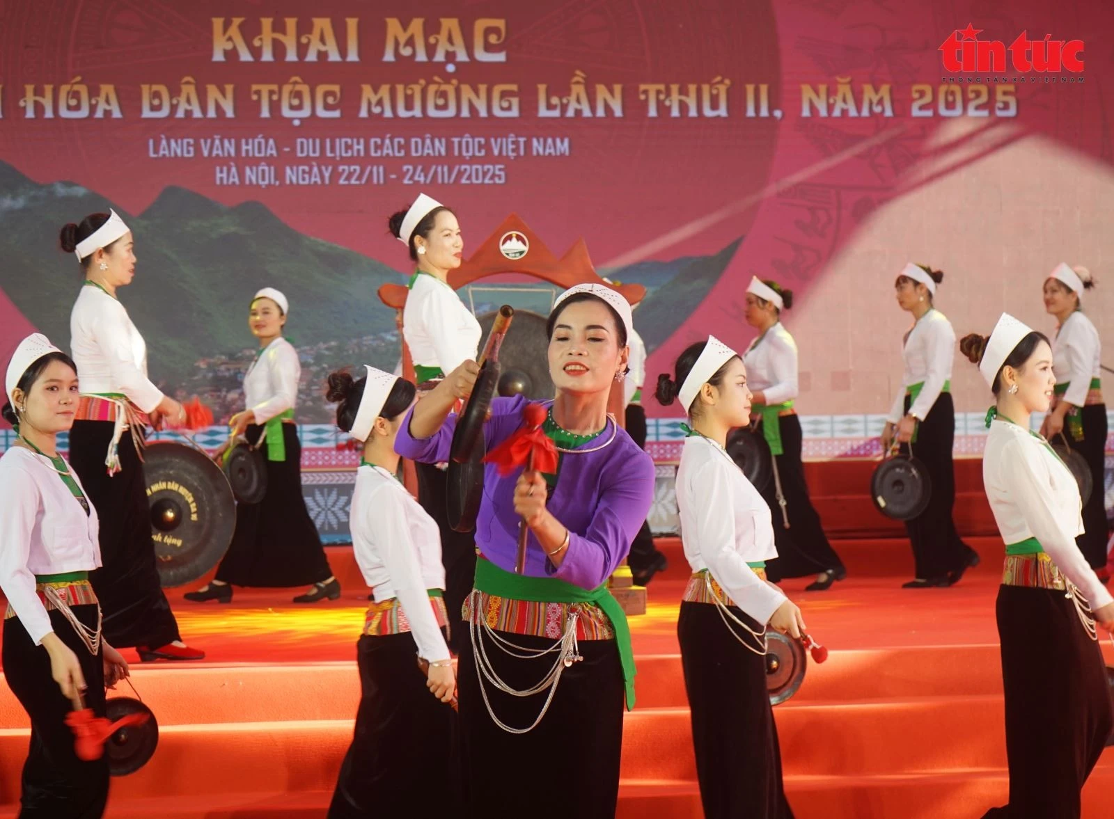 Các nghệ nhân và diễn viên hòa nhịp cùng những hồi chiêng, chính thức khai mạc Ngày hội Văn hóa dân tộc Mường lần thứ II năm 2025.