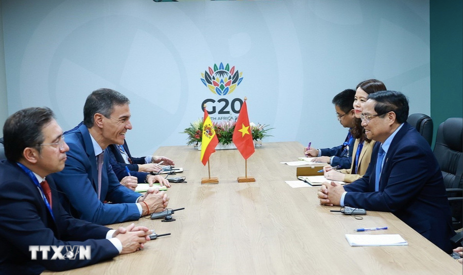 Thủ tướng Phạm Minh Chính trong cuộc gặp Thủ tướng Tây Ban Nha.