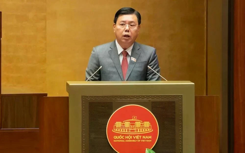 Bộ trưởng Bộ Nội vụ Nguyễn Tiến Hải trình bày trước Quốc hội tờ trình về việc thành lập thành phố Quảng Ninh và thành lập thành phố Bắc Ninh. Ảnh: Quốc hội