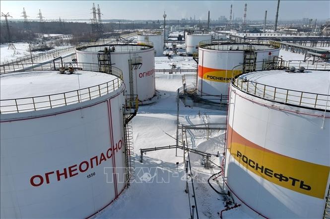 Nhà máy lọc dầu Rosneft ở Gubkinsky, Tây Siberia, Nga.
