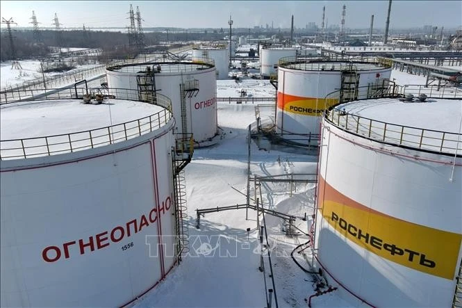 Nhà máy lọc dầu Rosneft ở Gubkinsky, Tây Siberia, Nga.