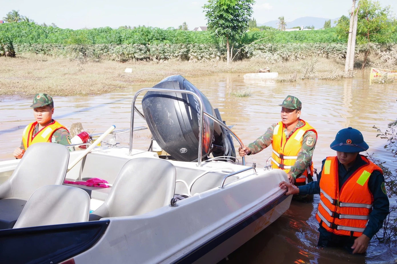Lực lượng chức năng dùng ca nô tiếp cận người dân phường Hàm Thắng tại các điểm còn ngập.