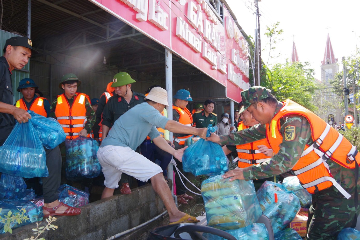 Lực lượng chức năng vận chuyển nhu yếu phẩm cho người dân.