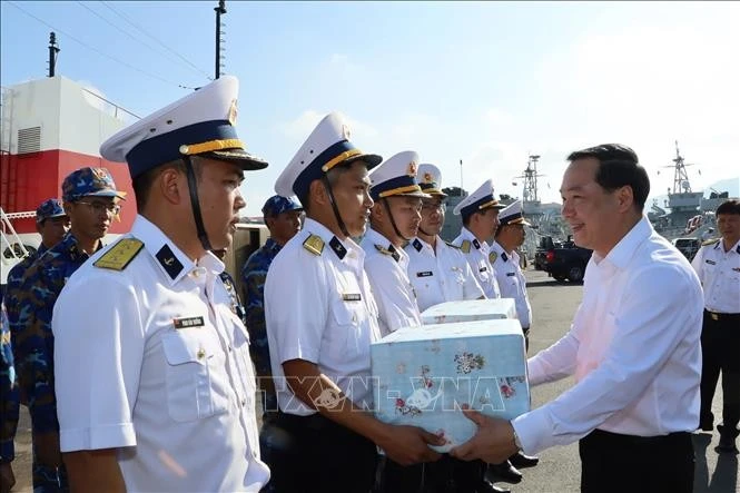 Lãnh đạo Tỉnh ủy Khánh Hoà tặng quà cho các lực lượng làm nhiệm vụ bầu cử sớm ở đặc khu Trường Sa.