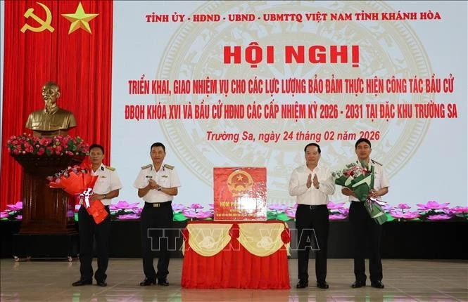 Đồng chí Hồ Xuân Trường và Chuẩn đô đốc Nguyễn Anh Tuấn tặng hoa cho các lực lượng thực hiện công tác bầu cử đại biểu Quốc hội khóa XVI và đại biểu HĐND các cấp, nhiệm kỳ 2026 - 2031 tại đặc khu Trường Sa.