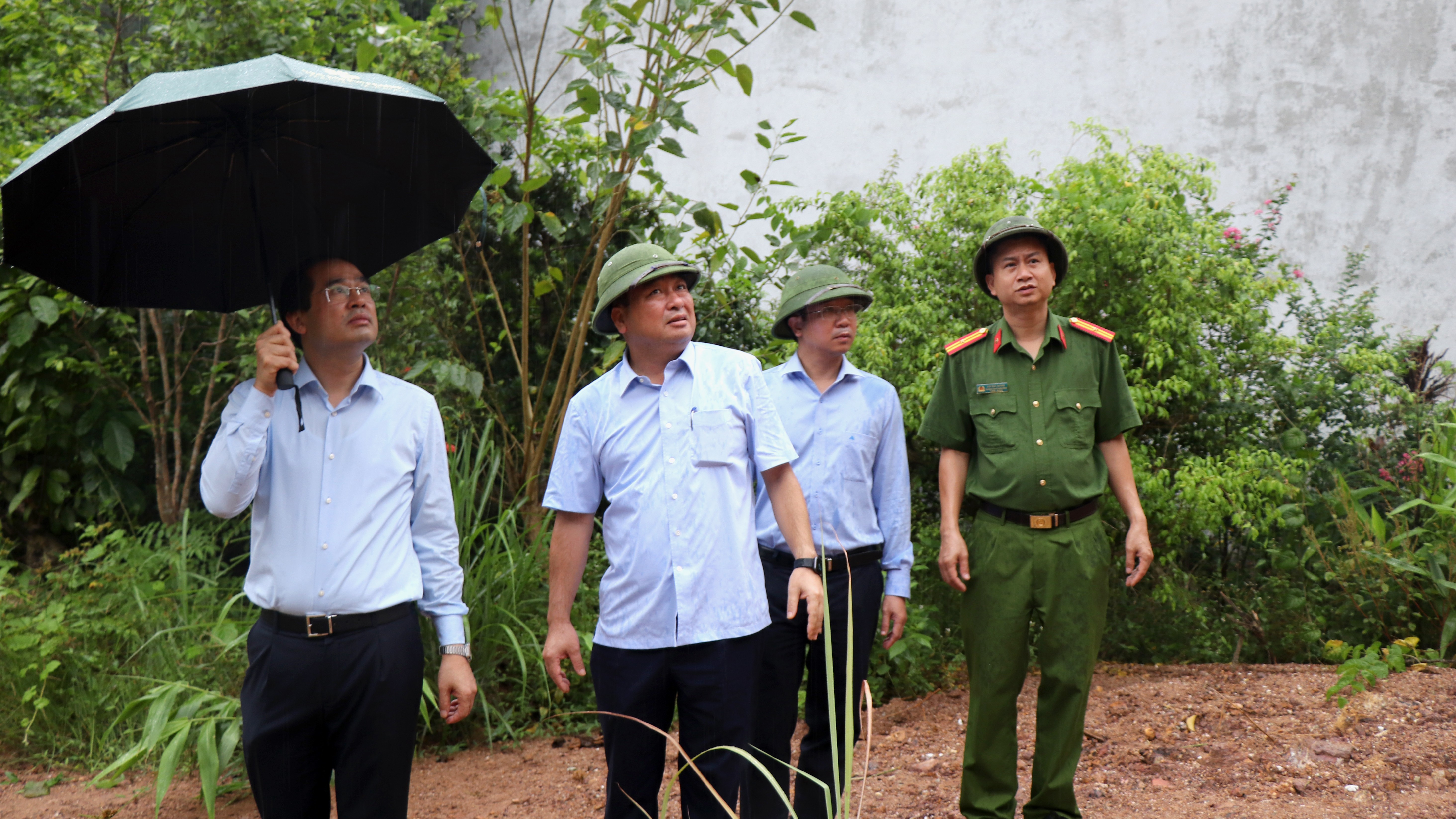 Đồng chí Bí thư Tỉnh ủy Trịnh Xuân Trường và đoàn công tác đã đi kiểm tra thực tế tại nhiều điểm có nguy cơ cao xảy ra sạt lở, ngập lụt trên địa bàn phường Yên Bái. 22-7-bithu2.jpg