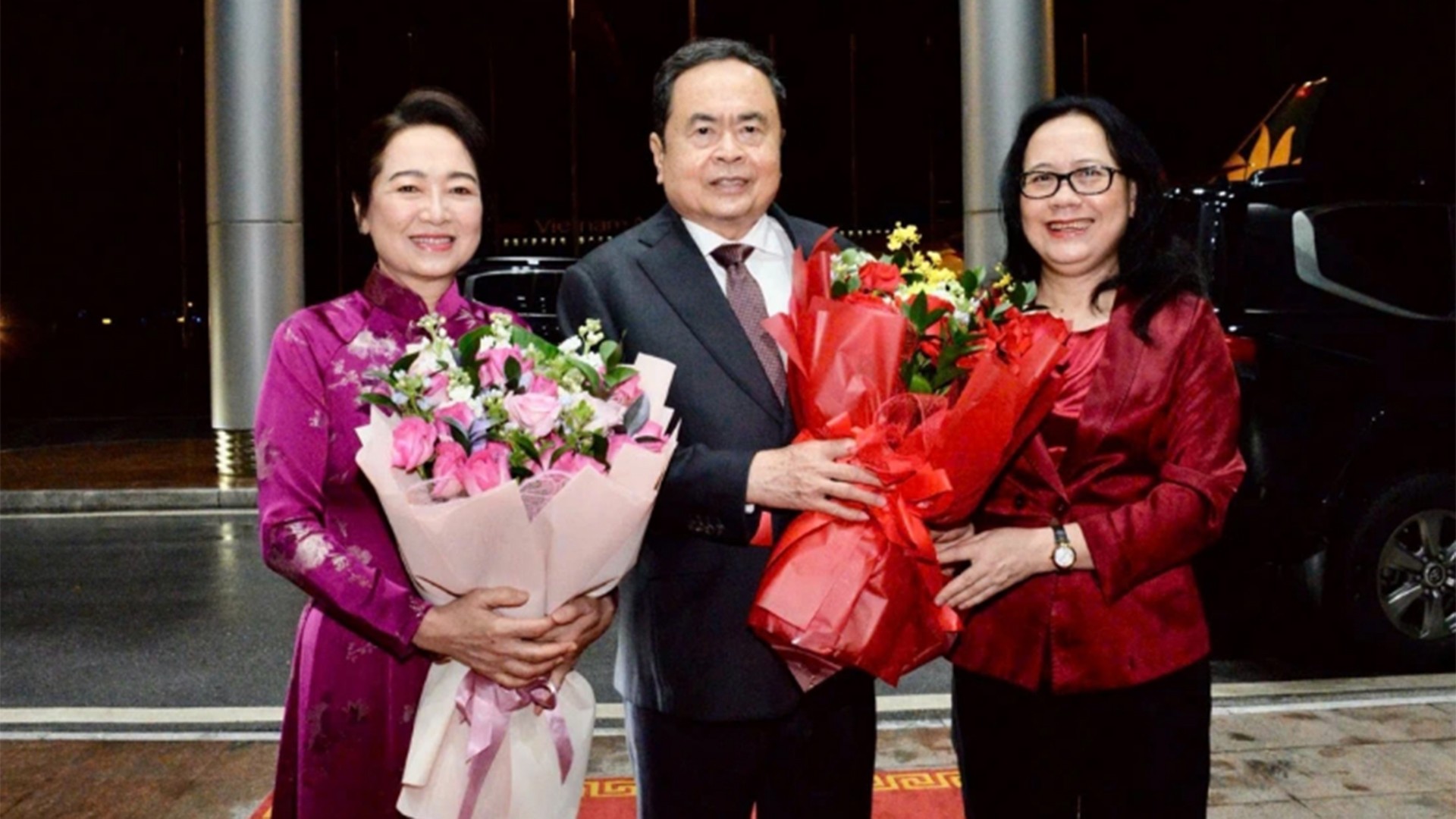 Phó Chủ nhiệm Văn phòng Quốc hội Nguyễn Thị Thúy Ngần tiễn Chủ tịch Quốc hội Trần Thanh Mẫn và Phu nhân tại sân bay 22-7-ctqh.jpg