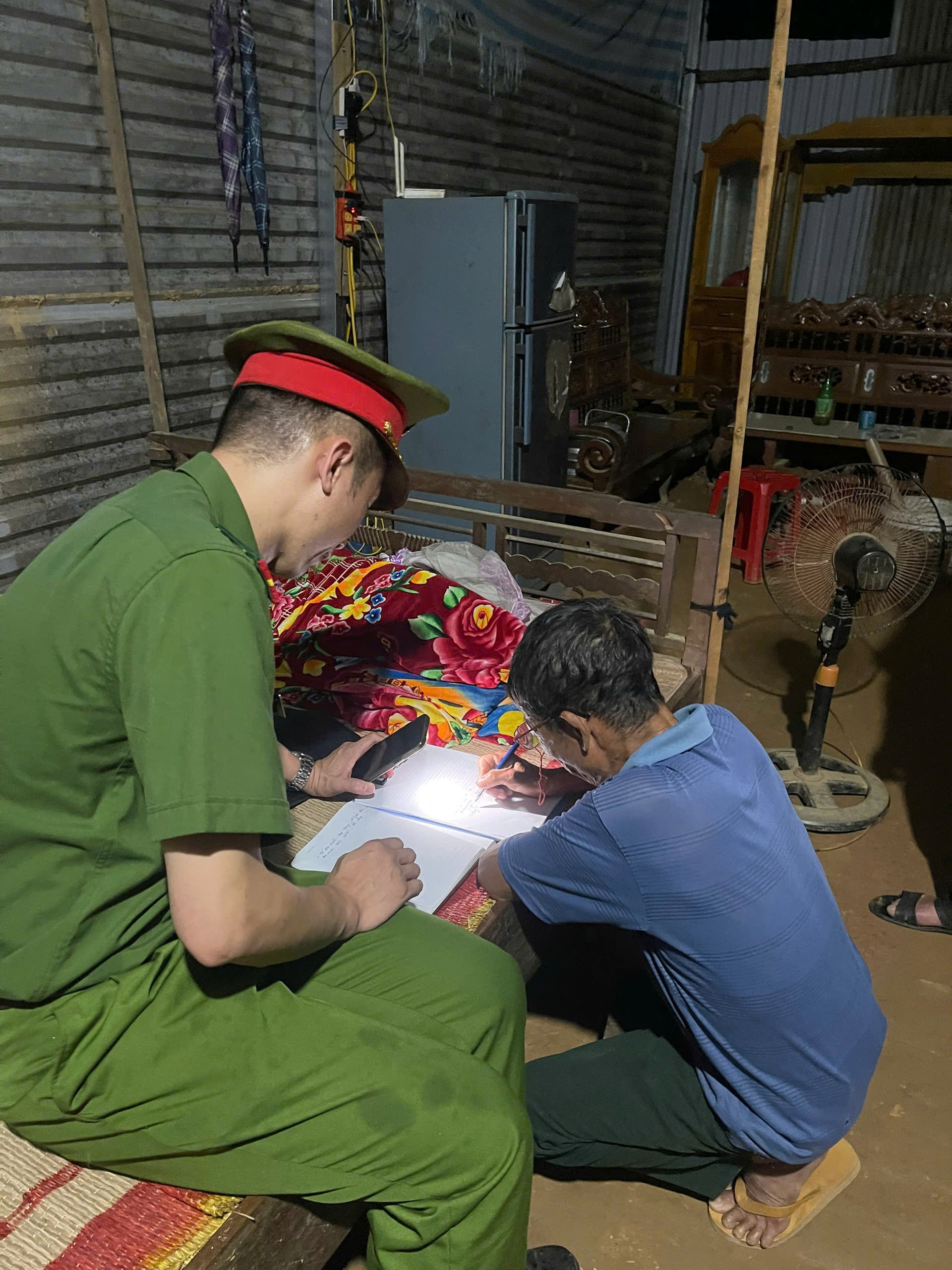 Các hộ dân kí cam kết di dời đến nơi an toàn. 22-7-congan2.jpg
