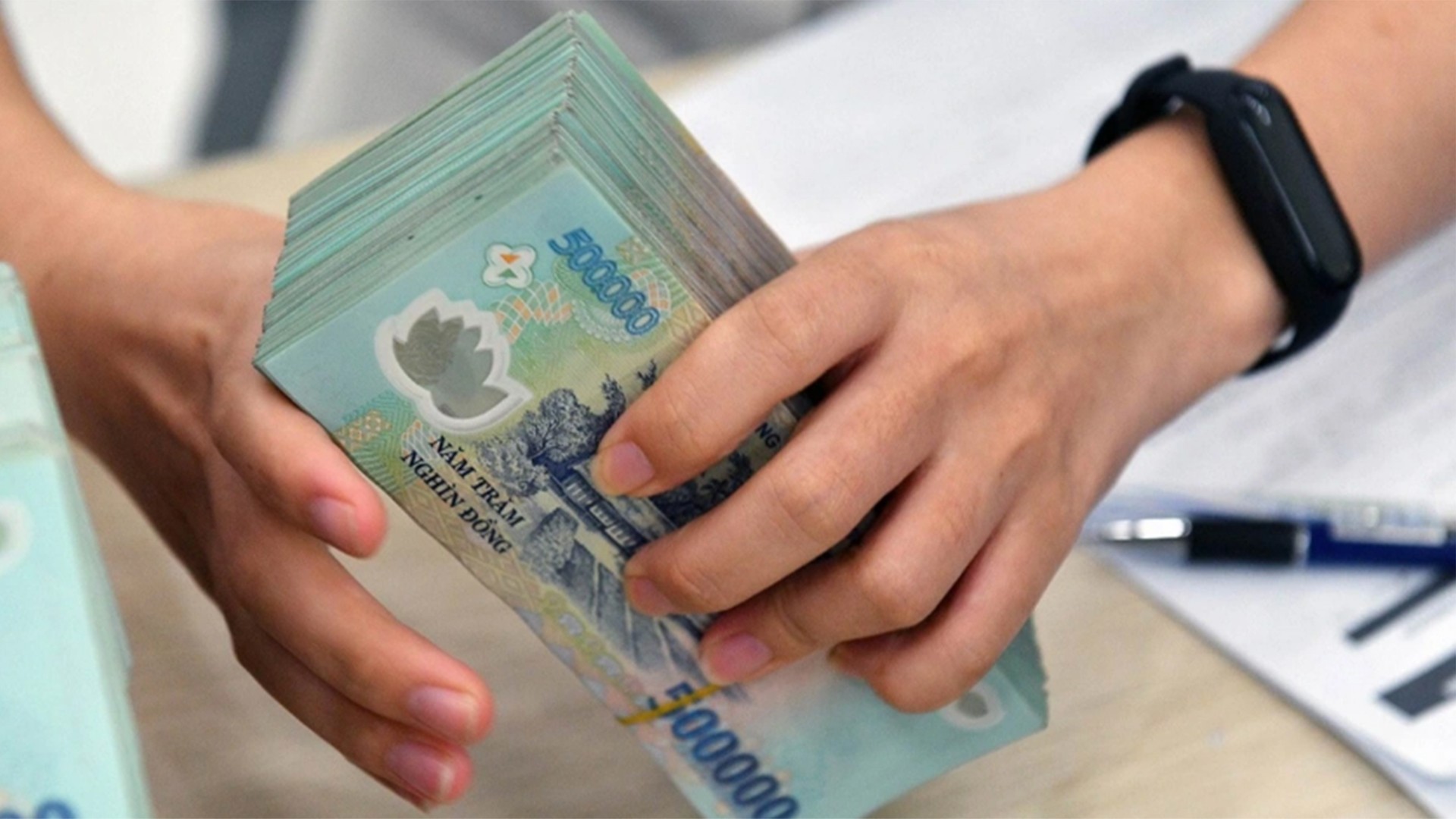 Bộ Tài chính đề xuất nâng giảm trừ gia cảnh lên 15,5 triệu đồng (Ảnh minh họa) 22-7-tienluong.jpg