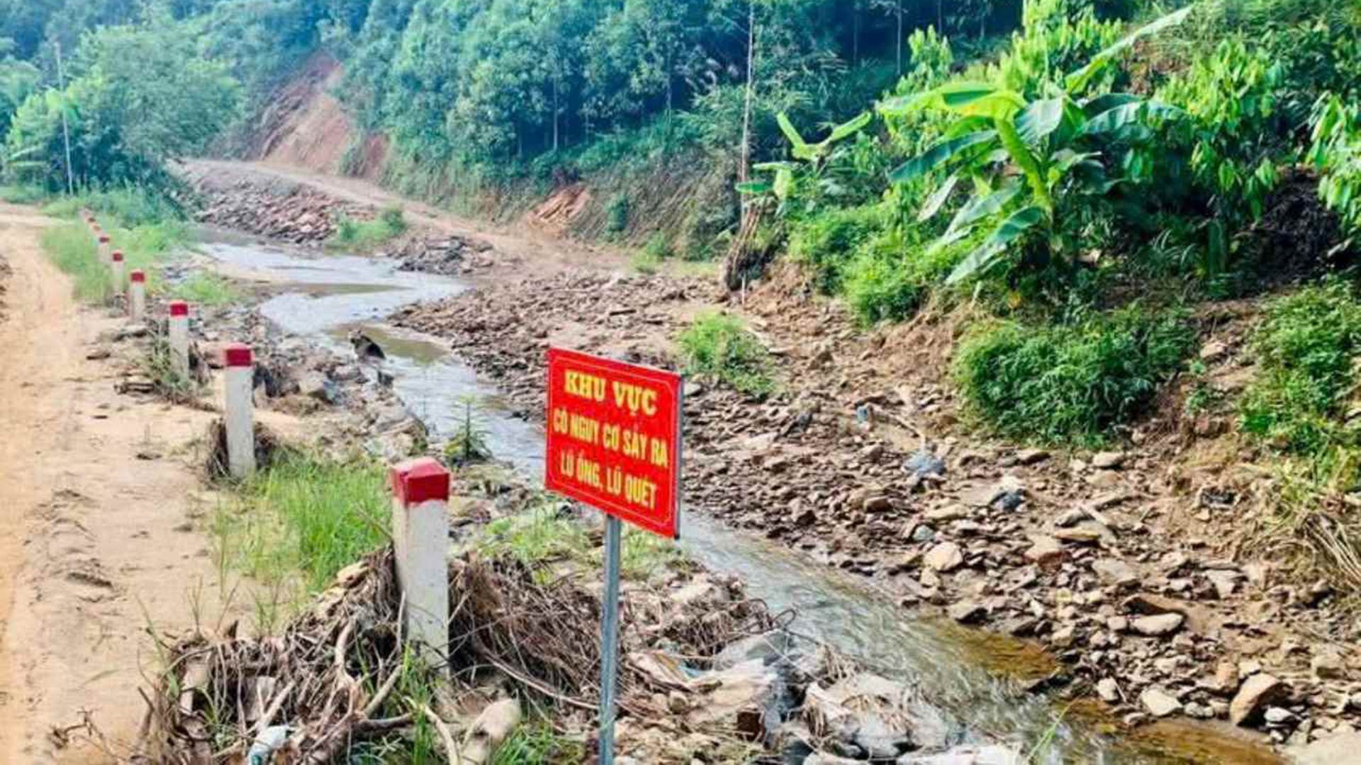 Tỉnh ủy yêu cầu chính quyền địa phương chủ động cắm cảnh báo nguy hiểm ở những khu vực có nguy cơ xảy ra lũ ống, lũ quét, ngập úng để tránh thiệt hại về người và tài sản của nhân dân. 22-7-khuvuc.jpg