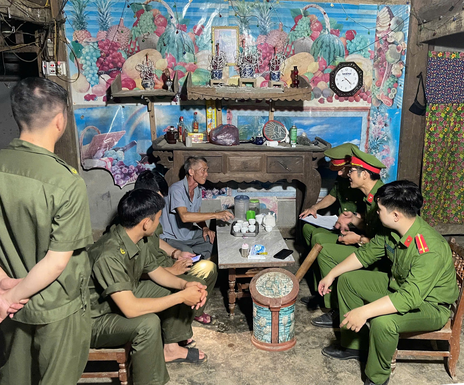 Công an xã Bản Lầu vận động hộ gia đình nằm trong khu vực có nguy cơ sạt lở đến nơi an toàn ngay trong đêm. 22-7-congan3.jpg