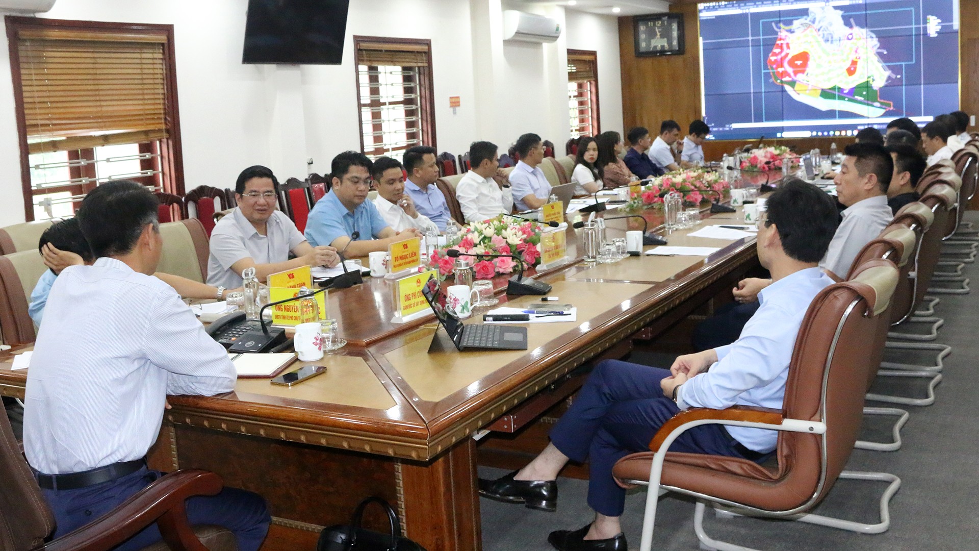Quang cảnh buổi làm việc. 22-7-ongphuoc7.jpg