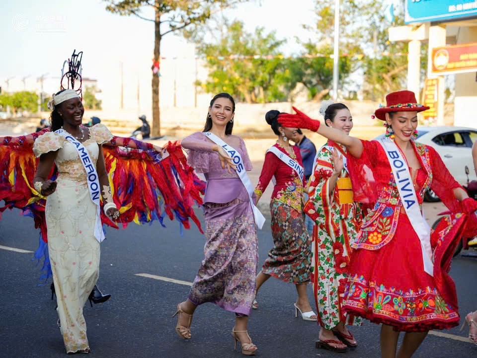 80 người đẹp đến từ các nước cùng tham gia diễu hành tôn vinh hình ảnh cây chè - Tea Carnival trên các tuyến đường trung tâm Đà Lạt.