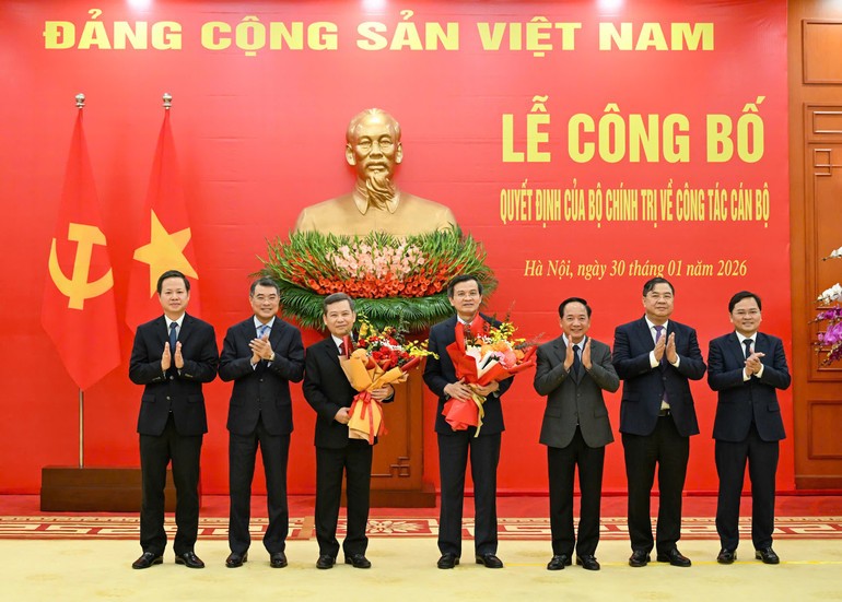 Lãnh đạo các Ban Đảng, Văn phòng Trung ương Đảng chúc mừng đồng chí Lê Minh Trí và Đoàn Minh Huấn.