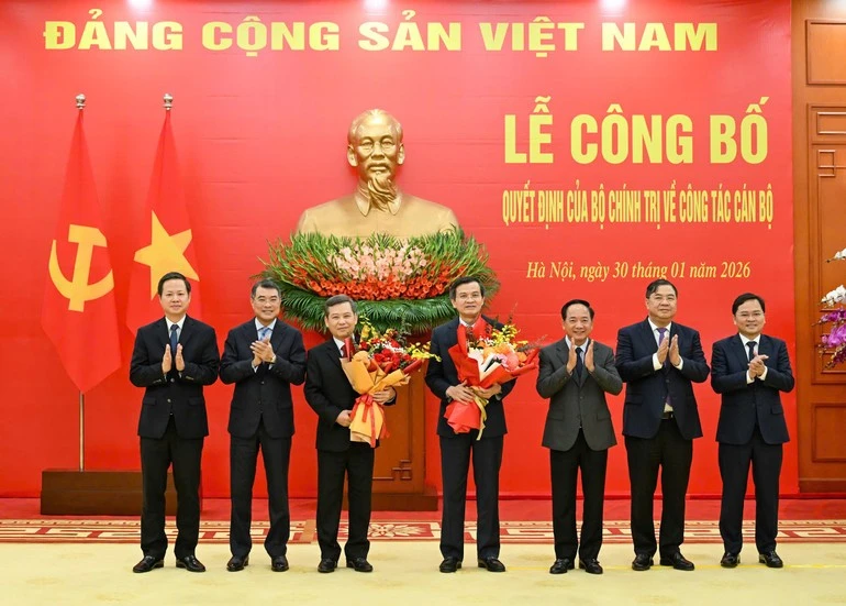 Lãnh đạo các Ban Đảng, Văn phòng Trung ương Đảng chúc mừng đồng chí Lê Minh Trí và Đoàn Minh Huấn.