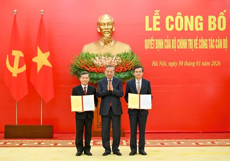 Tổng Bí thư Tô Lâm trao Quyết định của Bộ Chính trị cho các đồng chí Lê Minh Trí và Đoàn Minh Huấn.