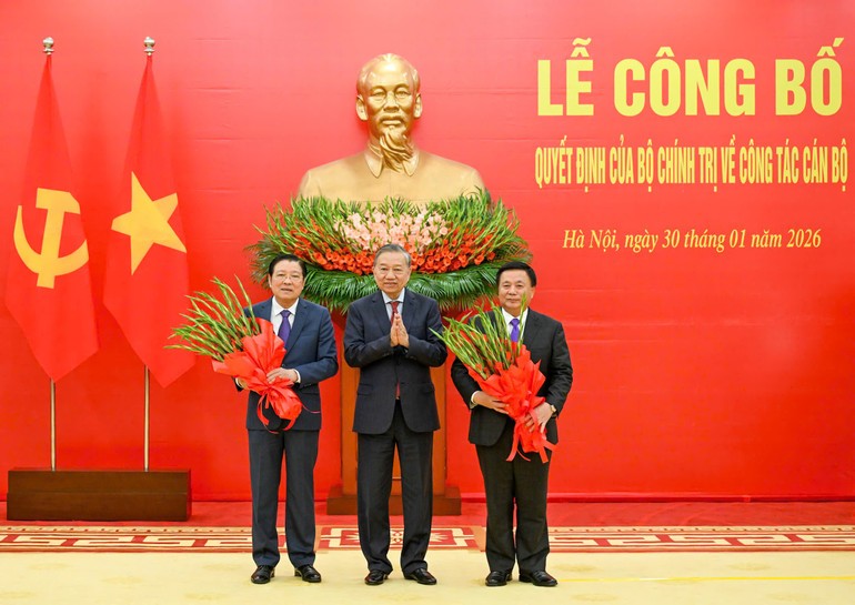 Tổng Bí thư tặng hoa các đồng chí Phan Đình Trạc và Nguyễn Xuân Thắng.