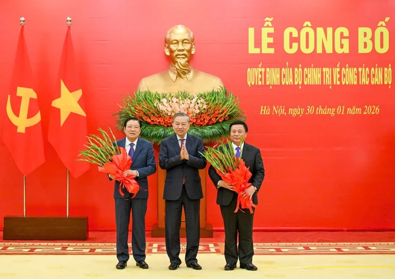 Tổng Bí thư tặng hoa các đồng chí Phan Đình Trạc và Nguyễn Xuân Thắng.