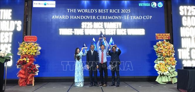 Anh Hùng lao động Hồ Quang Cua cùng các con nâng cao cúp "Gạo ngon nhất thế giới" năm 2025 tại buổi lễ.