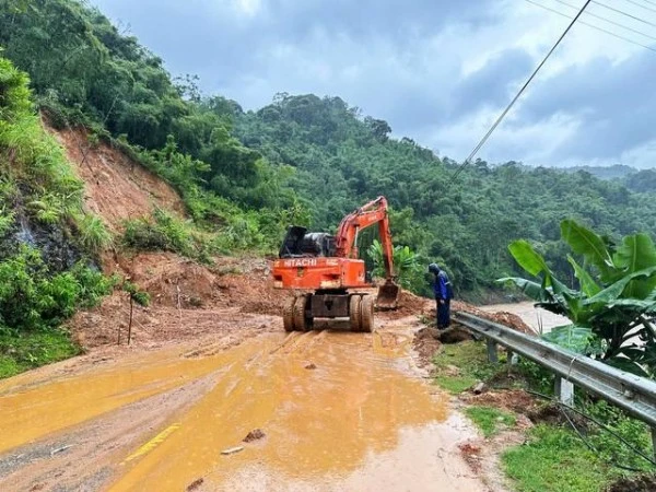 Một trong những điểm sạt lở do mưa bão khiến giao thông bị ách tắc.