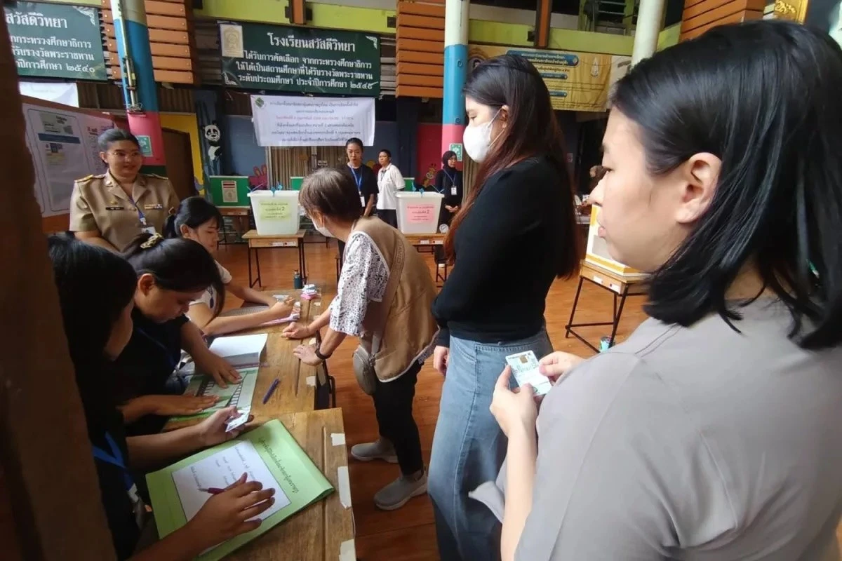 Hình ảnh cử tri tại một điểm bỏ phiếu ở Klong Tan, quận Wattana, Bangkok sáng 8/2/2026.