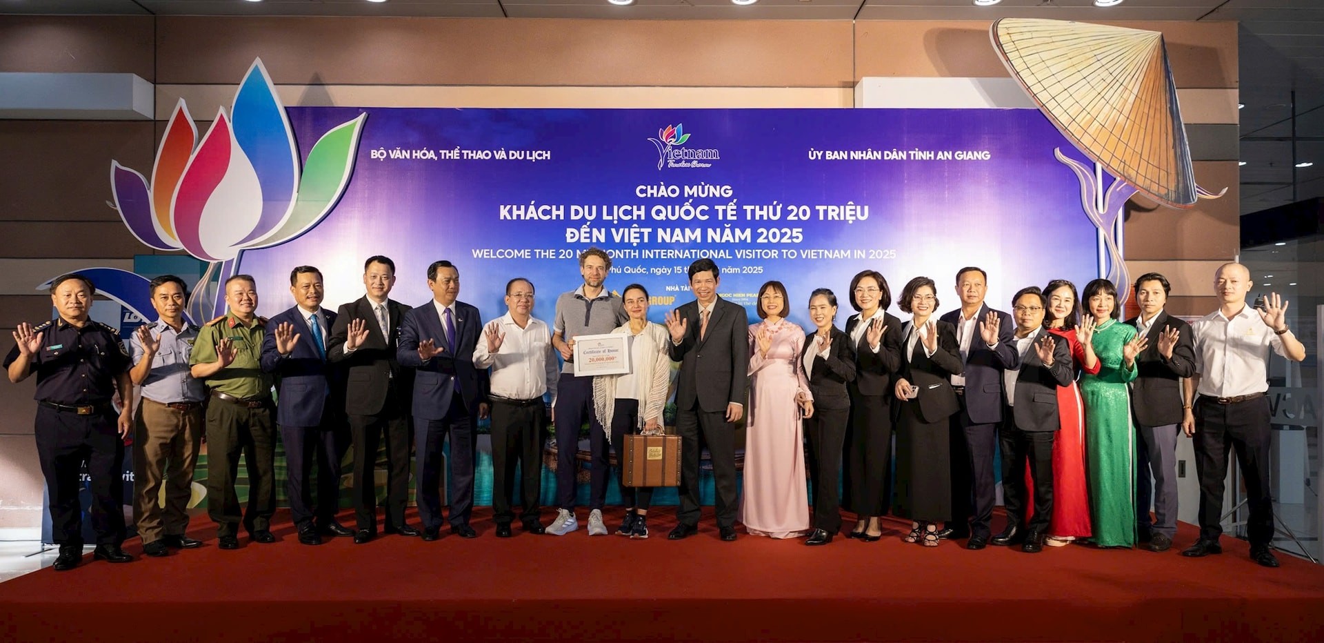 Đây là lần đầu tiên trong 65 năm hình thành và phát triển, ngành Du lịch Việt Nam đạt được cột mốc 20 triệu lượt khách quốc tế.