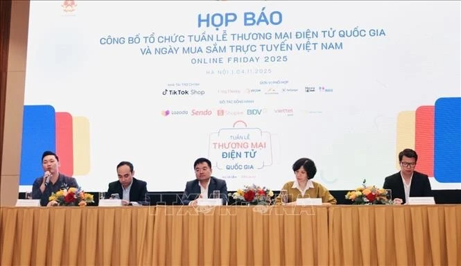 Quang cảnh lễ công bố.