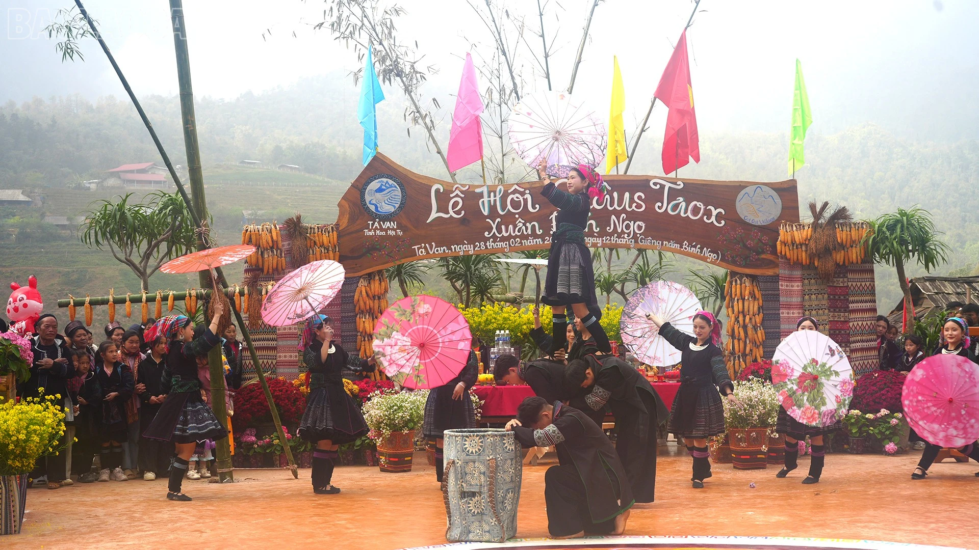 Các tiết mục văn nghệ do đội văn nghệ Cát Cát và học sinh Trường Phổ thông dân tộc bán trú Tiểu học Lao Chải biểu diễn tại lễ hội.