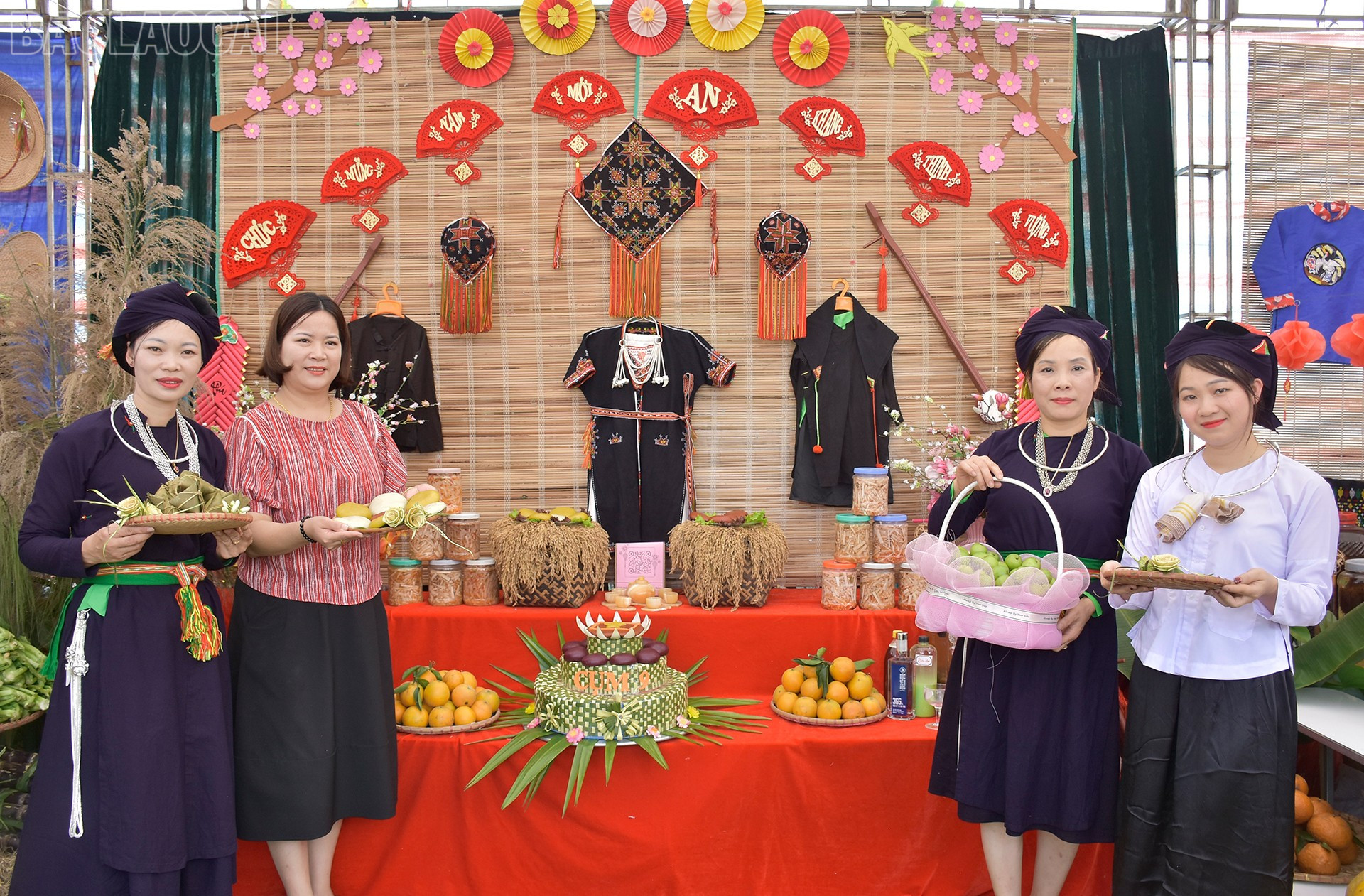 Một trong những gian hàng trưng bày sản phẩm nông nghiệp xã Khánh Hòa.