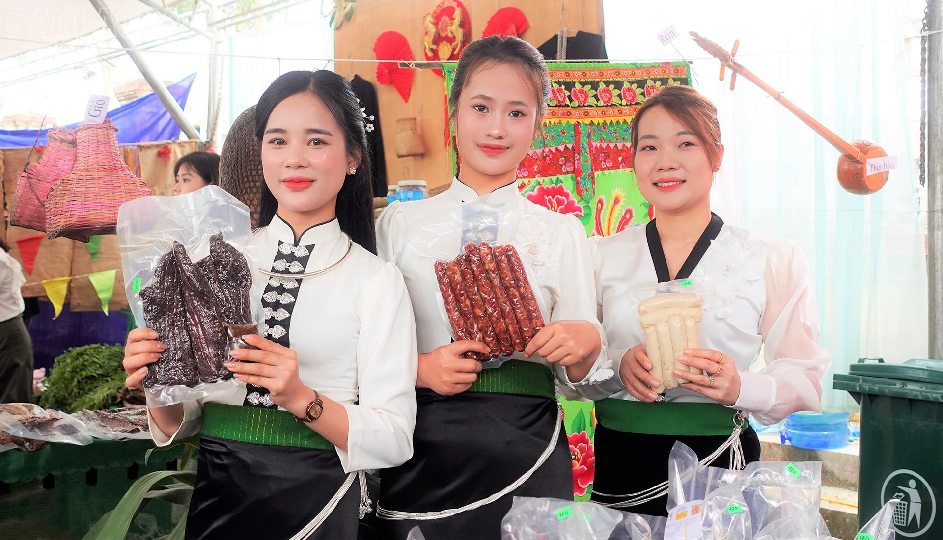 Các sản phẩm OCOP đặc trưng của Mường Lai được giới thiệu tại lễ hội.