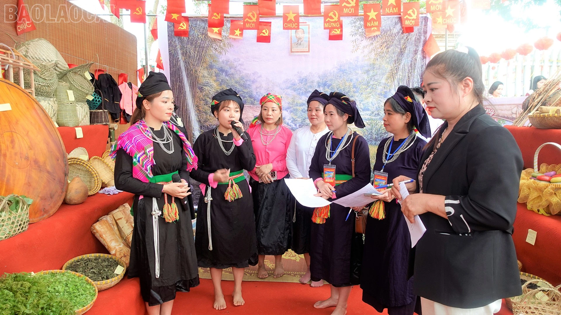 Đại biểu tham quan chấm điểm các gian hàng trưng bày sản phẩm tại lễ hội.