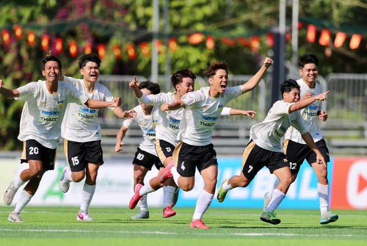 Màn ăn mừng của các cầu thủ tham dự Giải bóng đá sinh viên thanh niên Việt Nam tổ chức tại Nha Trang.