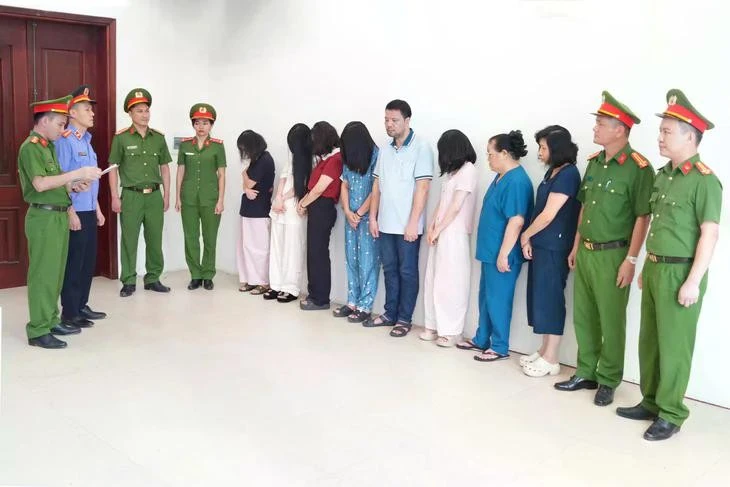 Cơ quan Cảnh sát điều tra Công an tỉnh Nghệ An đọc lệnh khởi tố vụ án, khởi tố 10 bị can về tội “Lừa dối khách hàng”. Ảnh: Công an cung cấp