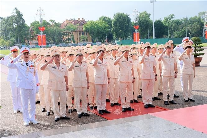 Đoàn đại biểu Đảng ủy Công an Trung ương - Bộ Công an đặt vòng hoa tưởng niệm Chủ tịch Hồ Chí Minh. Đoàn đại biểu Đảng ủy Công an Trung ương - Bộ Công an đặt vòng hoa tưởng niệm Chủ tịch Hồ Chí Minh.