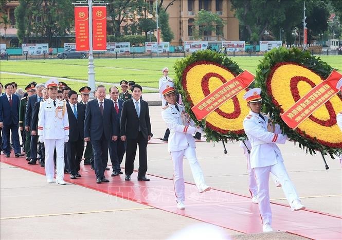 Lãnh đạo Đảng, Nhà nước đến đặt vòng hoa và vào Lăng viếng Chủ tịch Hồ Chí Minh. Lãnh đạo Đảng, Nhà nước đến đặt vòng hoa và vào Lăng viếng Chủ tịch Hồ Chí Minh.
