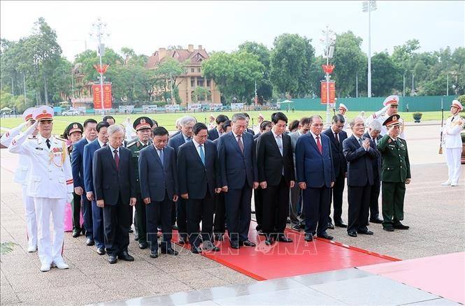 Lãnh đạo Đảng, Nhà nước đặt vòng hoa và vào Lăng viếng Chủ tịch Hồ Chí Minh. Lãnh đạo Đảng, Nhà nước đặt vòng hoa và vào Lăng viếng Chủ tịch Hồ Chí Minh.