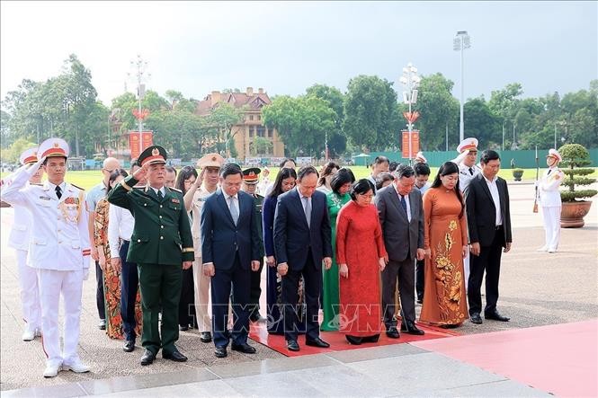 Đoàn đại biểu Thành ủy, HĐND, UBND, Ủy ban MTTQ Việt Nam thành phố Hà Nội đặt vòng hoa tưởng niệm Chủ tịch Hồ Chí Minh. Đoàn đại biểu Thành ủy, HĐND, UBND, Ủy ban MTTQ Việt Nam thành phố Hà Nội đặt vòng hoa tưởng niệm Chủ tịch Hồ Chí Minh.