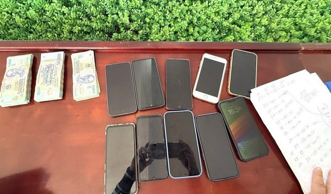 Tang vật và các tài liệu, đồ dùng liên quan trong vụ án bị thu giữ. (Ảnh: TTXVN phát)