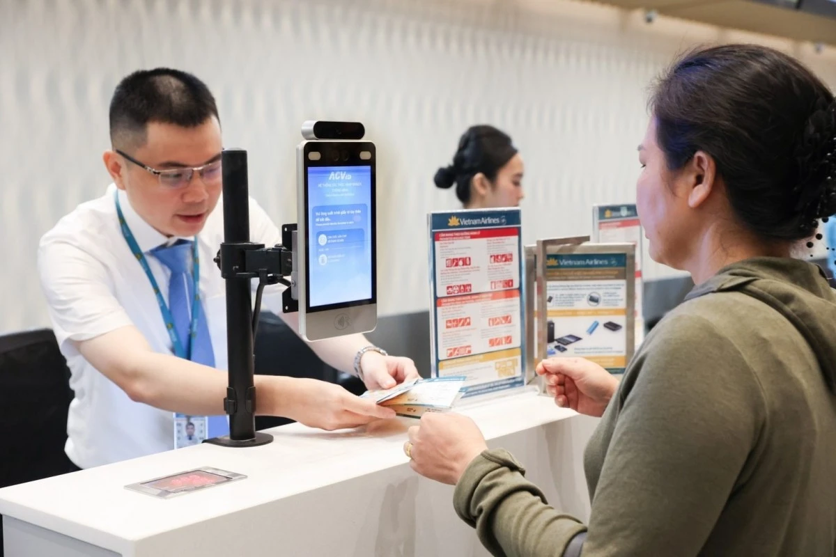 Vietnam Airlines đã chính thức triển khai thủ tục sinh trắc học toàn trình trên các chuyến bay nội địa nhằm mang đến trải nghiệm “không giấy tờ”, nhanh chóng và hiện đại cho hành khách.